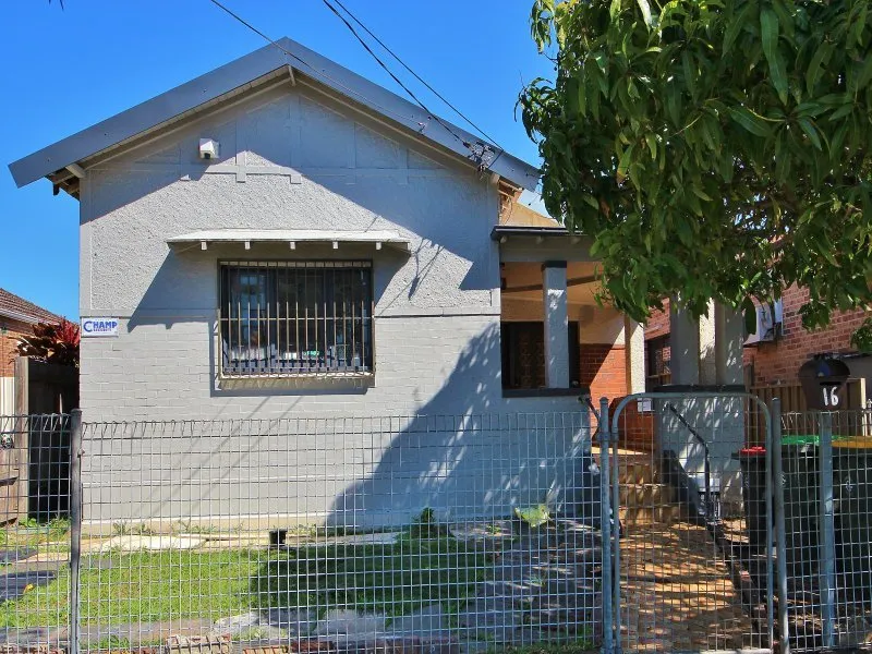 FULL BRICK 3 BEDROOM FAMILY HOME FIRST INSPECTION: TUE 23/2 at 4.30pm-4.45pm