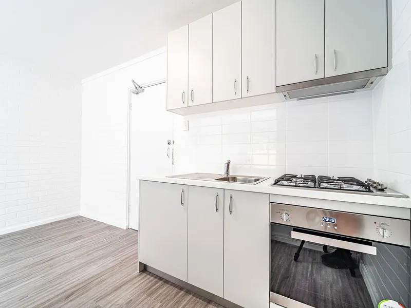 VIBRANT RENOVATED APARTMENT - MOVE-IN READY!