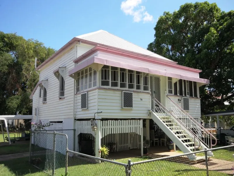 THIS CLASSIC WELL-RENOVATED QUEENSLANDER OVERLOOKS THE FITZROY RIVER WITH ITS ASSOCIATED BOATING ACTIVITIES