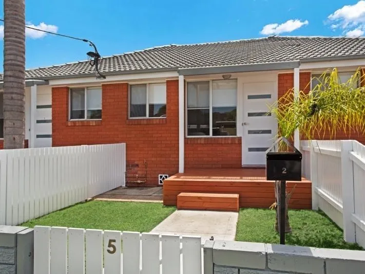 Updated, air-conditioned and close to the popular Warners Bay retail strip and lake foreshore.