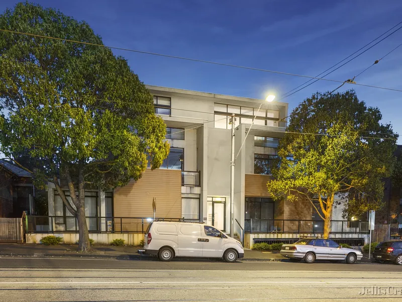 Alfresco Brilliance on the City's Edge