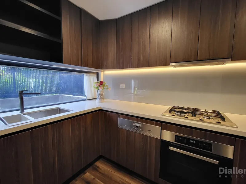 Modern & Elegant three Bedroom Townhouse with Private Garden