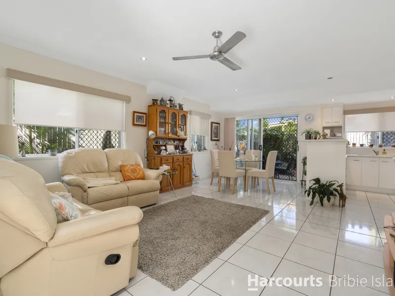 Townhouse close to bowls club, pumicetone passage and shops