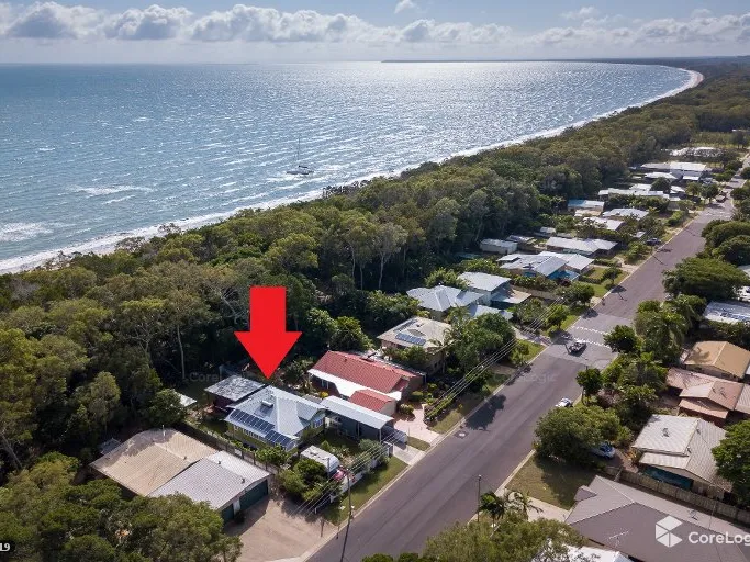 Stunning Queenslander. Beachfront.