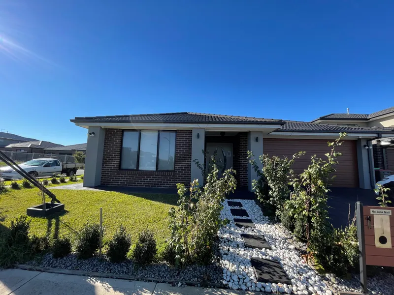 SAVE ON ELECTRICITY WITH THIS AMAZING 4 BEDROOM HOUSE!