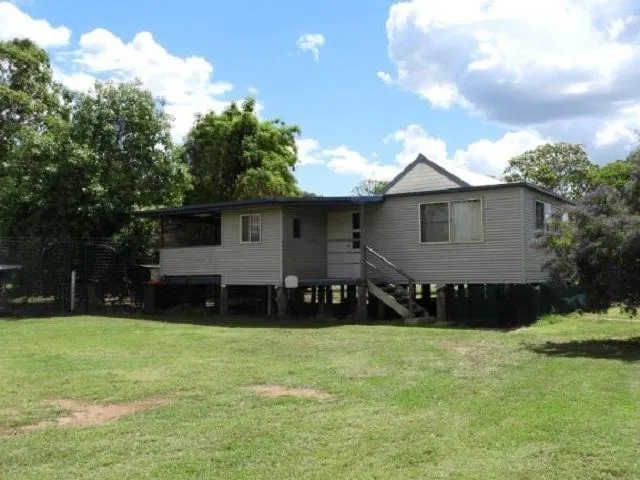 FULLY RENOVATED 3 BEDROOMS-FAMILY ROOM - OFFICE - FORMAL LOUNGE AND DINING. ALL ON 4046M2 ALLOTMENT.