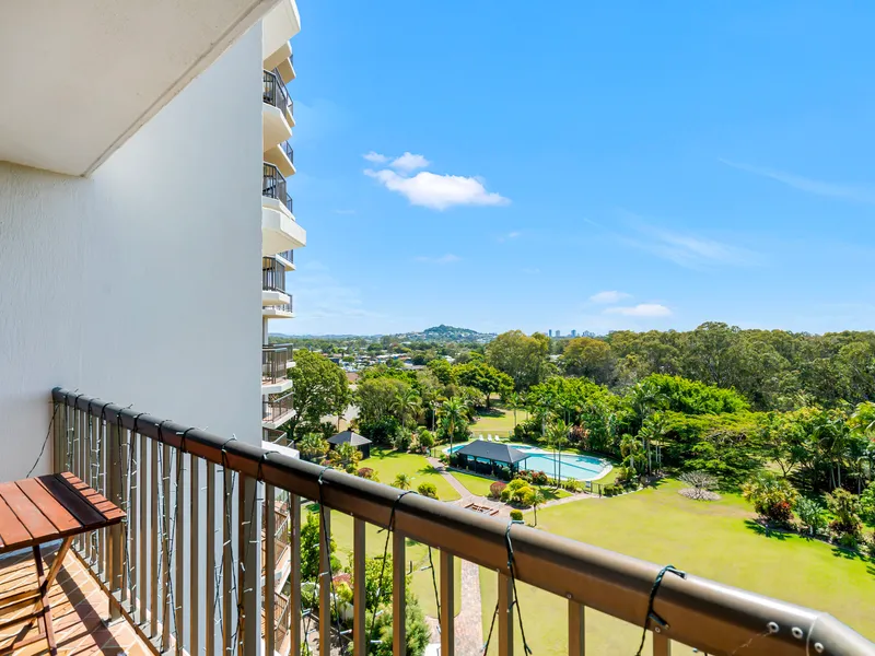 Luxurious 8th floor apartment, East-facing, with views!