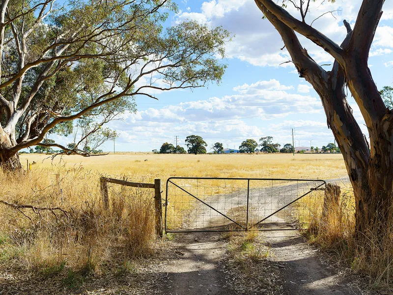 Acreage with Windfarm Lease!