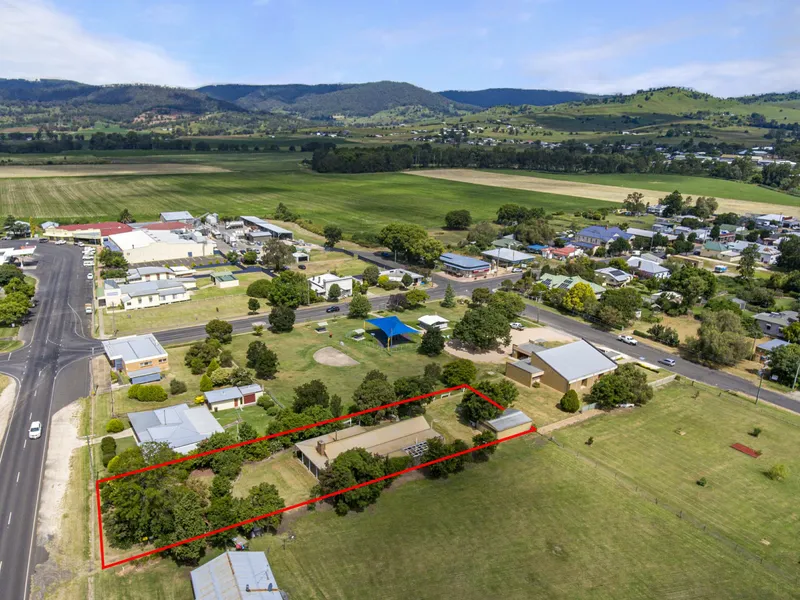 UNIQUE BUILD, ESTABLISHED GARDENS & CENTRAL LOCATION