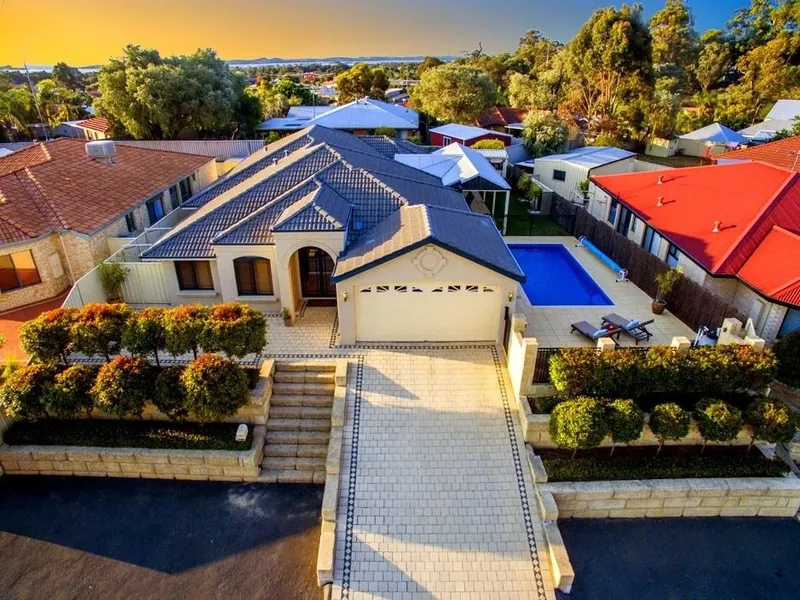 BEAUTIFUL FAMILY HOME WITH POOL
