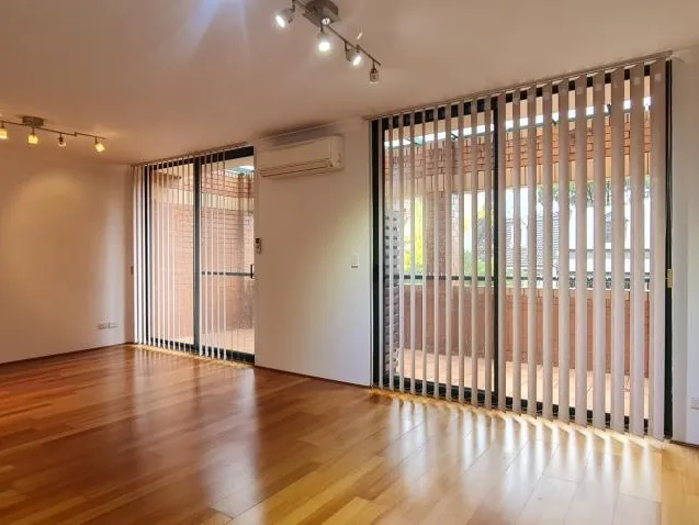 Philip Garden - Modern 3 Beds, Freshly renovated,  Split Level, large Living