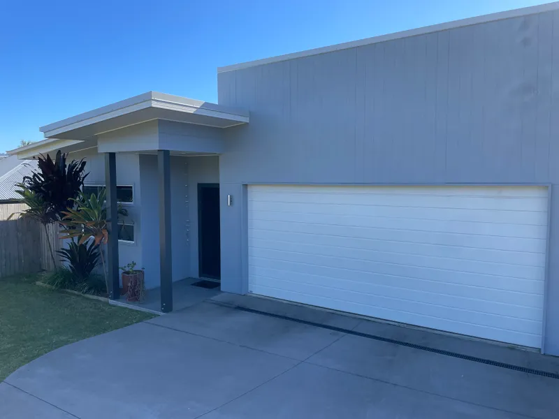 Extra Special Unit. 3 Bedrooms plus study. Butlers pantry. High ceilings. Solar Electricity on low tarif.