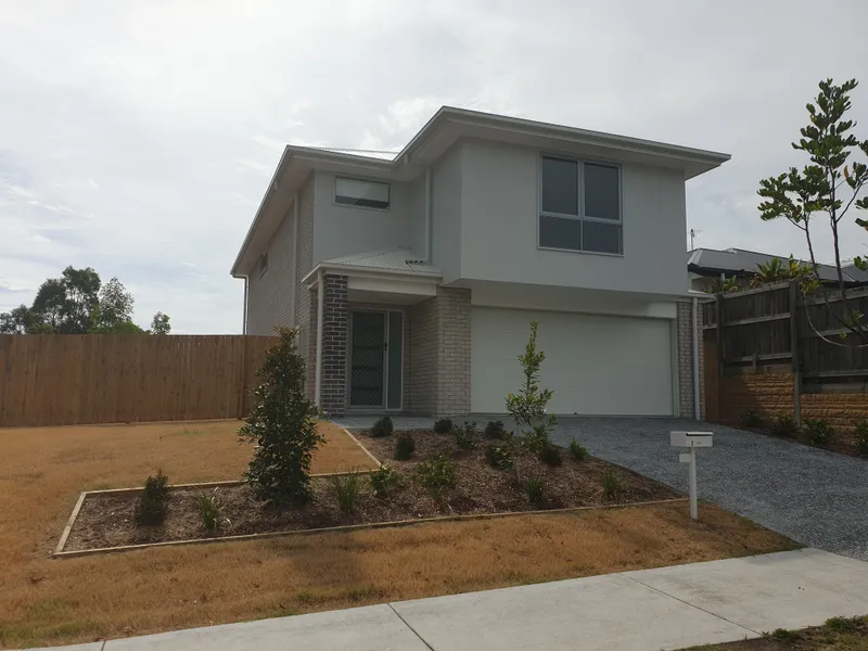 NEW SPACIOUS EXECUTIVE HOME ON LARGE BLOCK