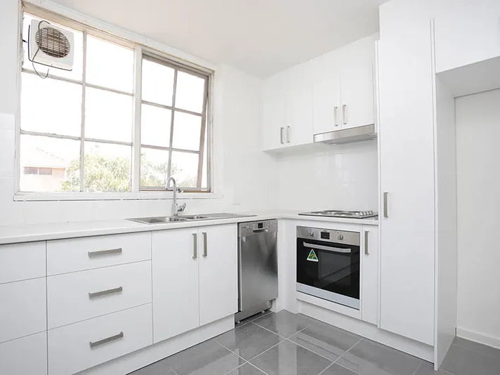 Modern, Spacious Apartment with Double-parkin