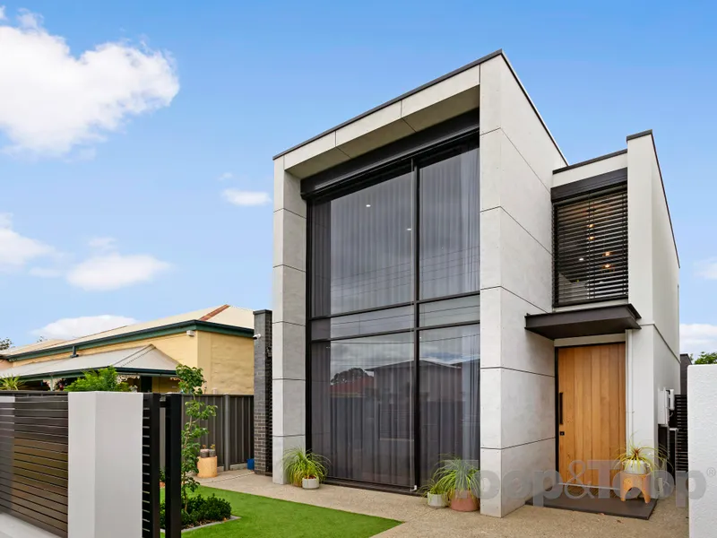 Bespoke Luxury, Beachside Abode with Valuable Rear Lane Access c.2018