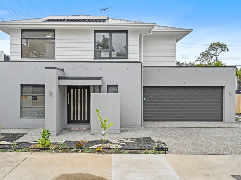 EXECUTIVE HOME WITH 9.1kw SOLAR & DUCTED AIR-CONDITIONING!