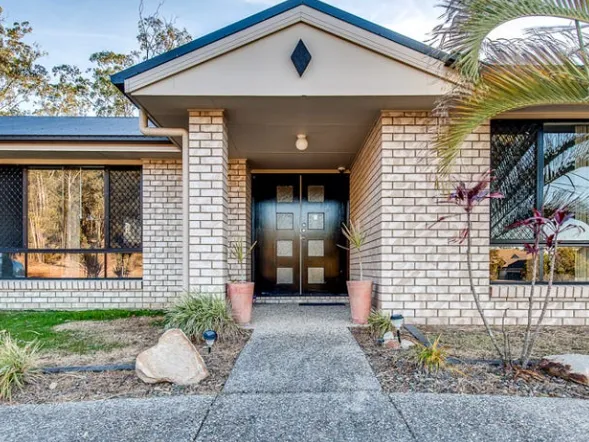Beautiful Home with Outdoor Alfresco