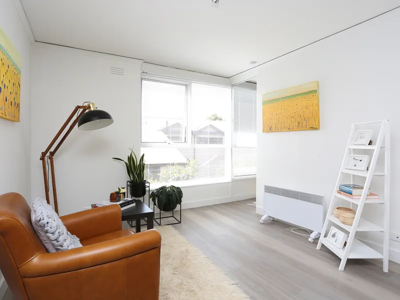 BEAUTIFULLY RENOVATED, SUN-FILLED 1-BEDROOM UNIT