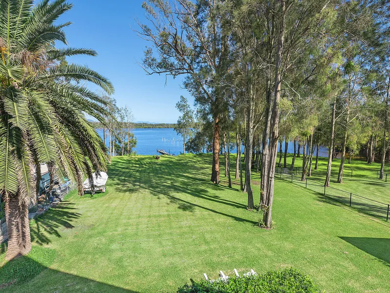 Abundant charm, in a sublime waterfront position