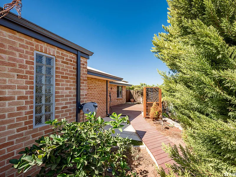 Stylish 3 x 2 bedroom with Gardening Included