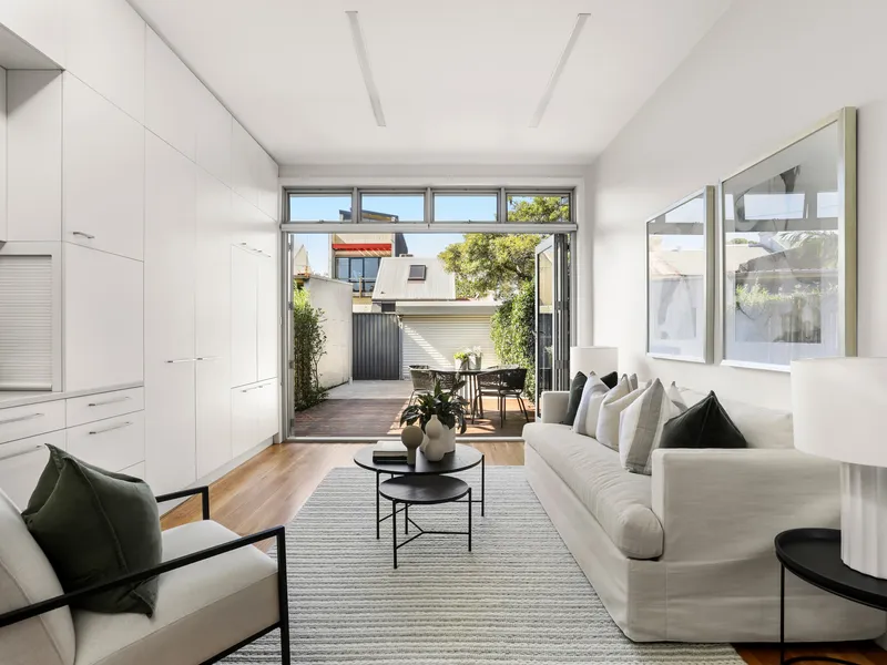 Stunning Dual-Level Terrace in Top Locale