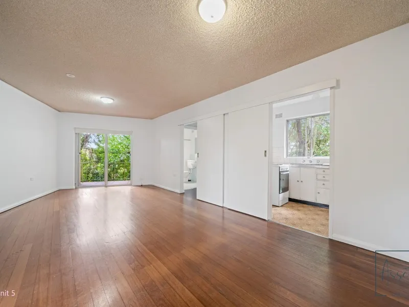 STUDIO APARTMENTS - MINUTES WALK TO SHOPS AND TRAIN STATION