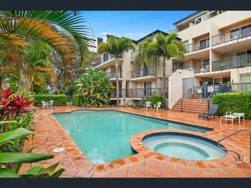 Peaceful Poolside Apartment In A Convenient Surfers Paradise Location.