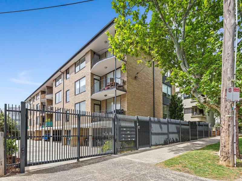 DIGITAL INSPECTION AVAILABLE | FRESHLY RENOVATED TOP FLOOR APARTMENT