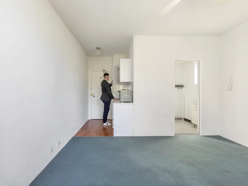 Light and airy studio in prime location