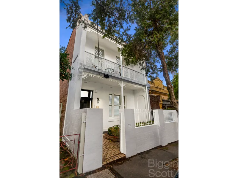 VICTORIAN ELEGANCE IN A LEAFY LOCALE