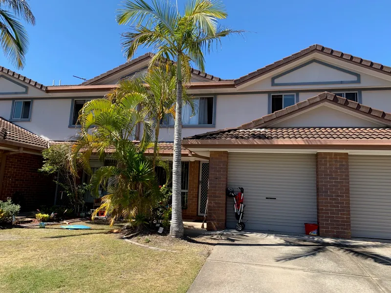 Lovely 3 bedroom Townhouse in a quiet & resort style complex