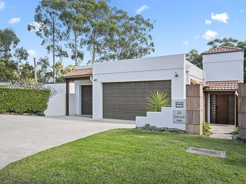 SOUGHT AFTER 'GALLERY' LOCATION WITH GOLF COURSE VIEWS