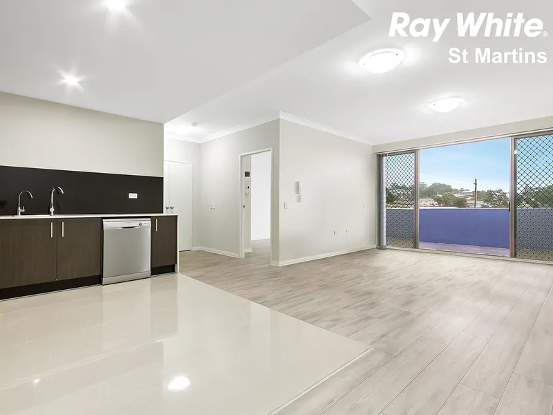 ONE OF THE BEST TOP FLOOR 1 BEDROOM APARTMENT WITH A FANTASTIC 5% RENTAL YIELD