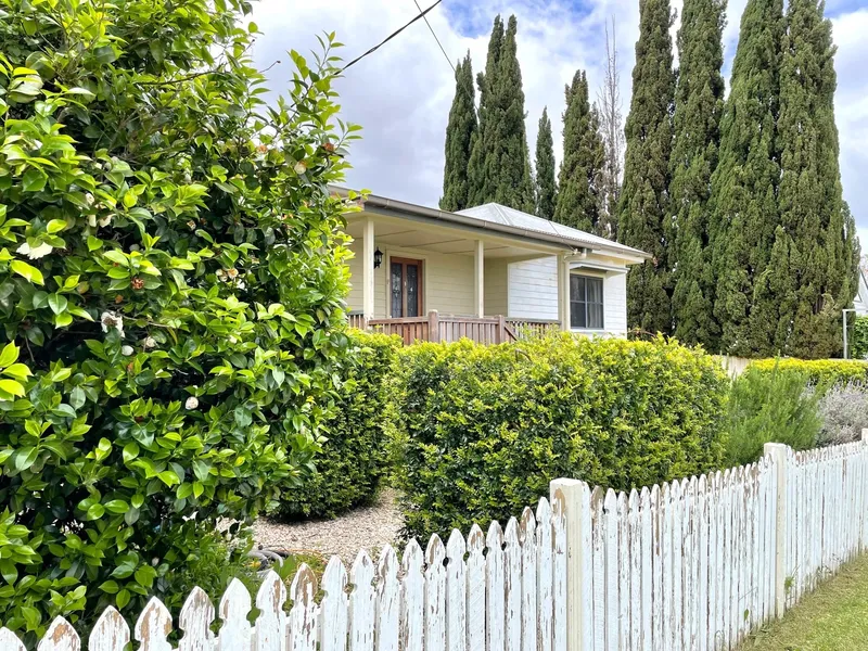 Attractive, Hi-Set Timber Home with Large Deck - Minutes to CBD!