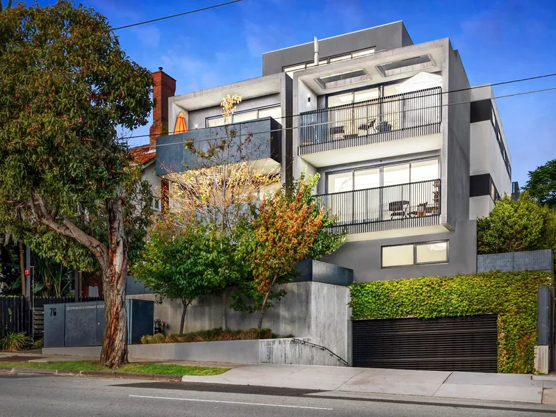 Impeccable Ground Floor Residence With Courtyard