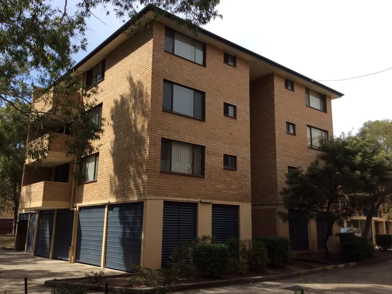 UPDATED MODERN UNIT IN GREAT LOCATION