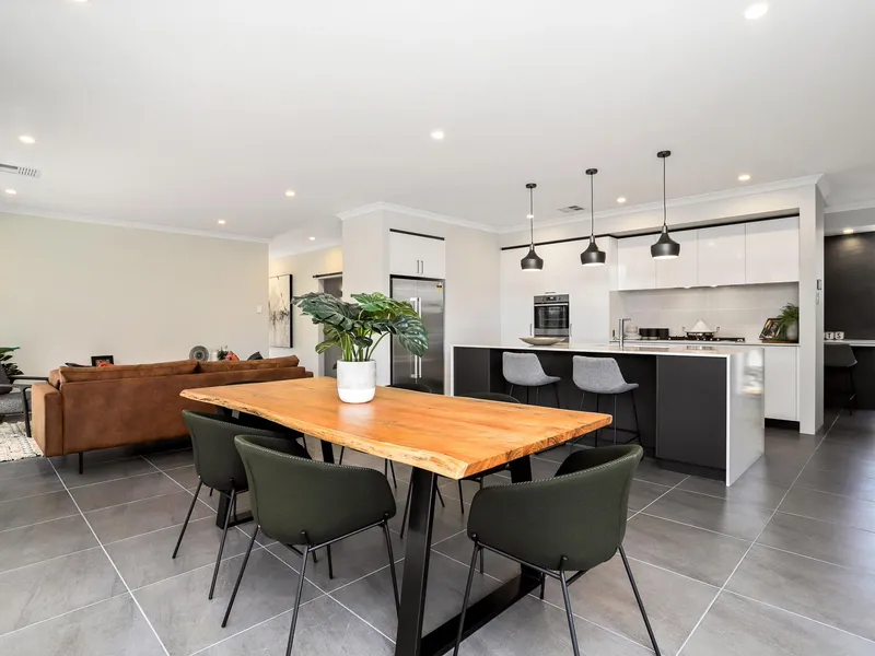 Huge family home with amazing backyard!!