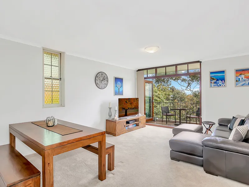 Top Floor Apartment with Valley Views