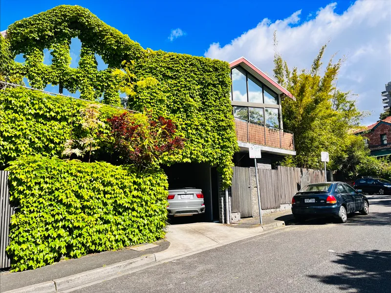 St Kilda Retreat with Sensational Space