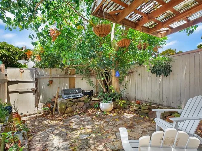 AFFORDABLE LIGHT FILLED STUDIO APARTMENT WITH PRIVATE COURTYARD 