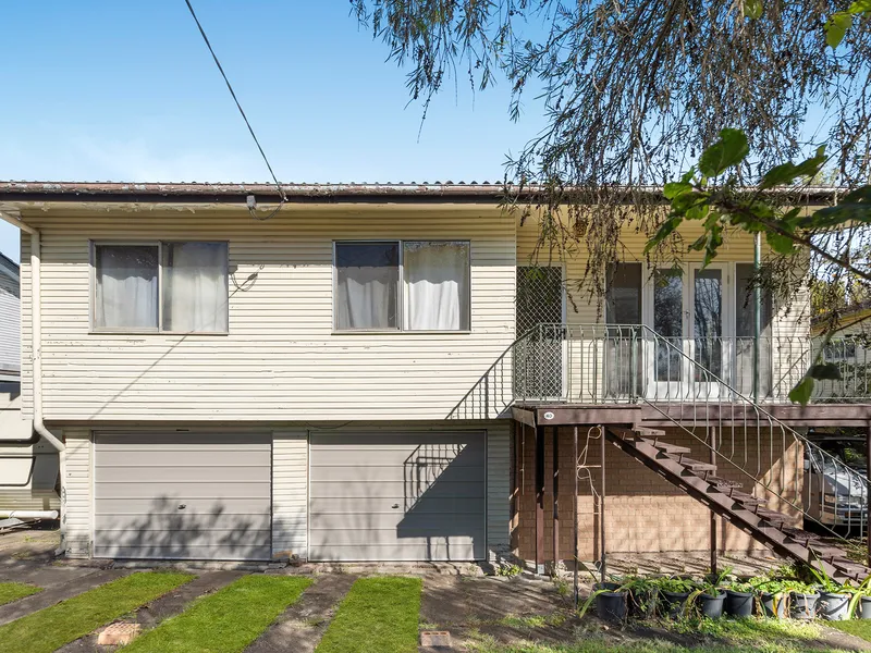 Great Potential in Woodridge! Don't miss out