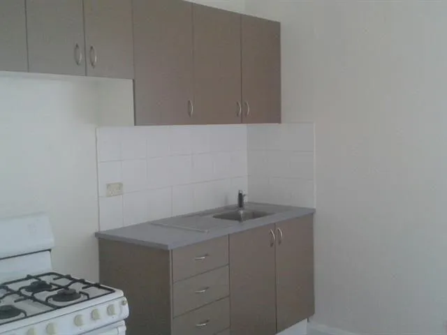 Quiet 1 bed sitting  unit behind a shop