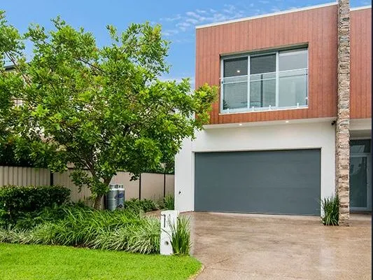 MODERN LUXURY TOWNHOUSE IN PARADISE POINT