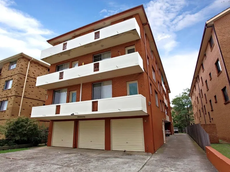 A RARE FIND CENTRALLY LOCATED 2 BEDROOMS UNIT WITH LOCK UP GARAGE