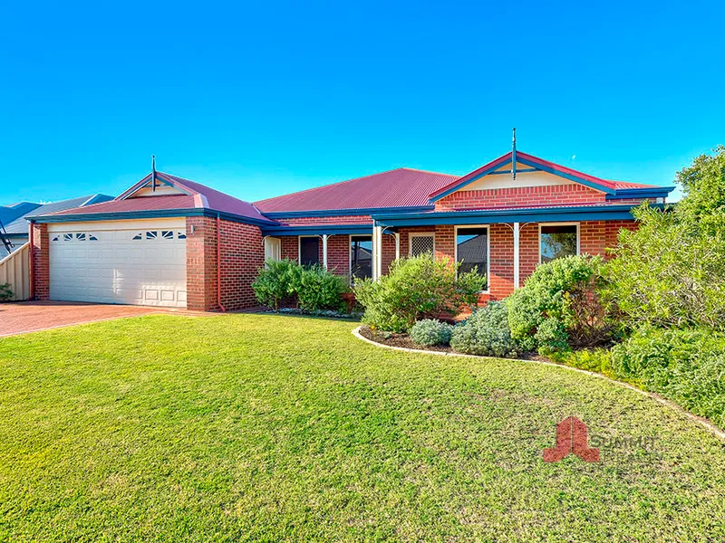 EXECUTIVE HOME IN THE PERFECT LOCATION!