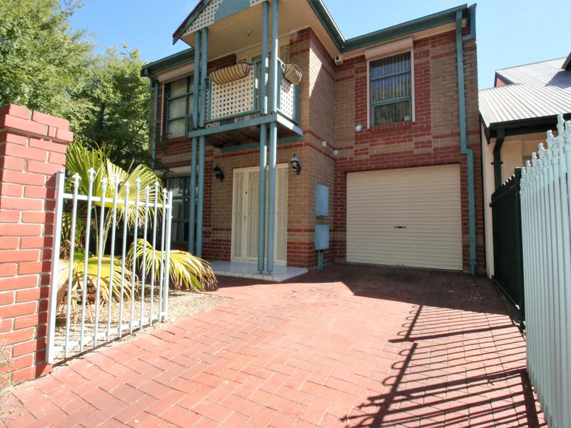 IDYLLIC TOWNHOUSE CLOSE TO THE CITY