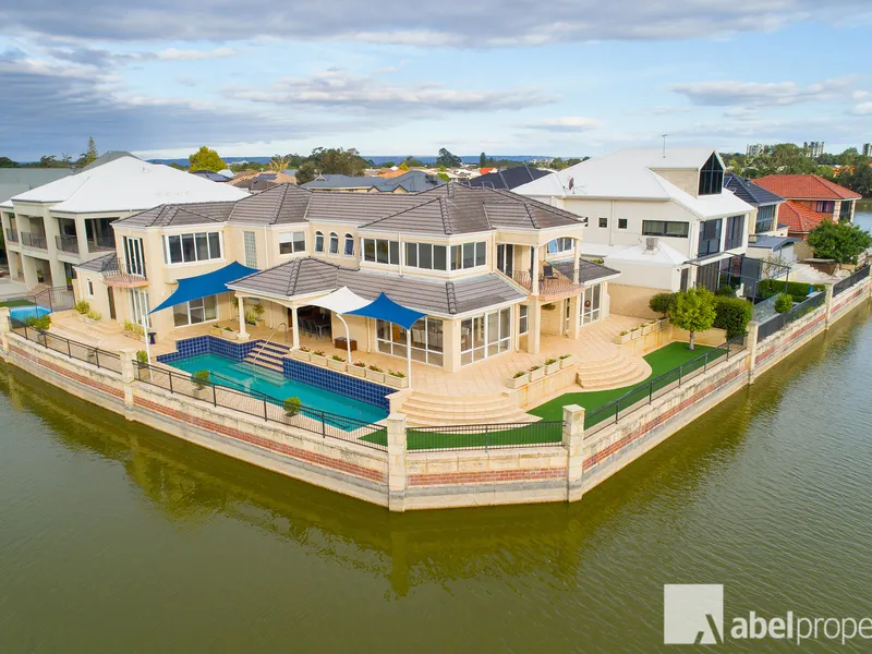 Exquisite Waterfront Property 4.4 km from the CBD