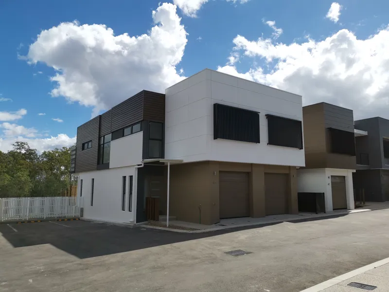 BRIGHT TOWNHOUSE WALKING DISTANCE TO CALAMVALE MARKETPLACE AWAITS FIRST TENANTS. NBN READY !