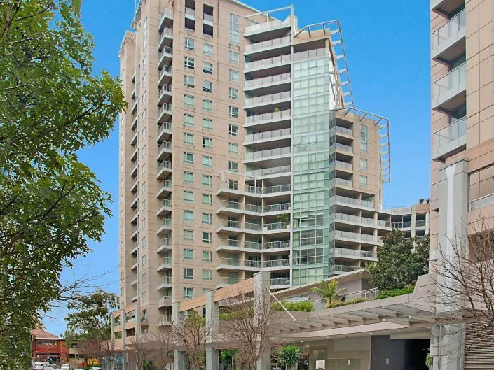 RESORT STYLE LIVING IN THE HEART OF CHATSWOOD'S SHOPPING AND RESTAURANT DISTRICT