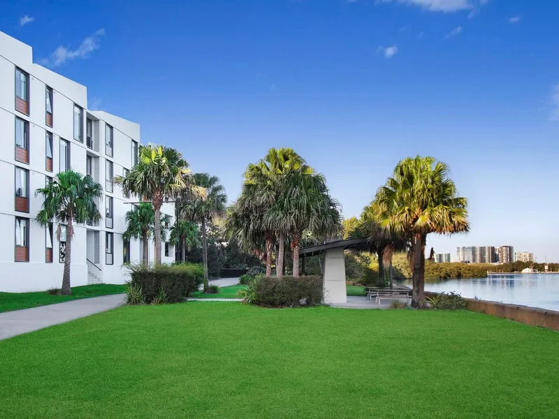 SAFARI - Waterfront penthouse apartment with high ceiling